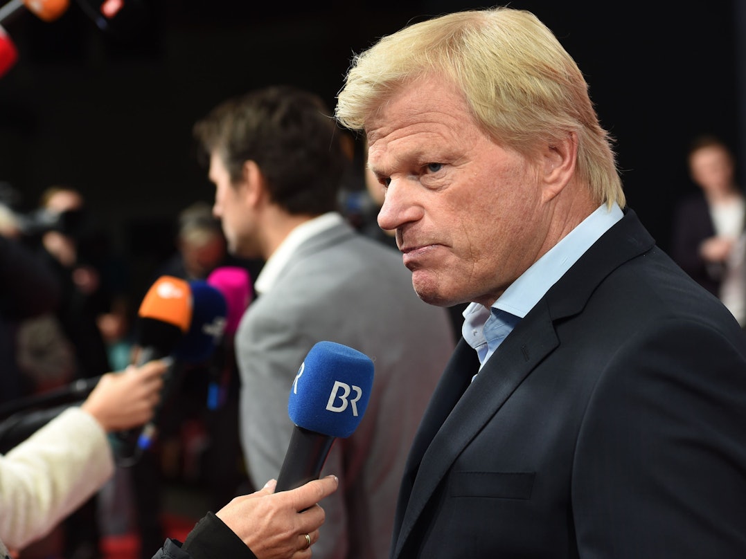 Oliver Kahn gibt auf dem Roten Teppich ein Interview.