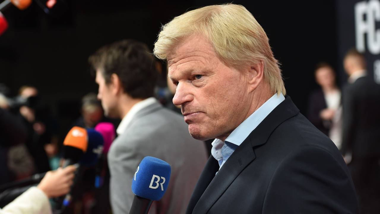 Oliver Kahn gibt auf dem Roten Teppich ein Interview.