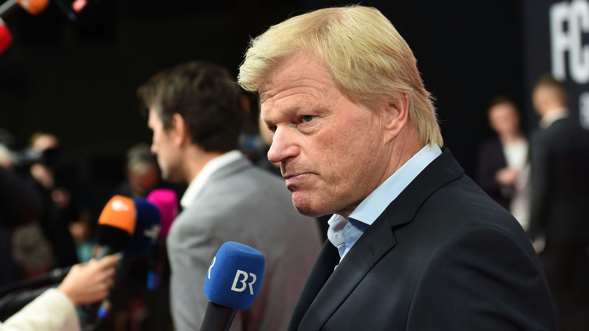 Oliver Kahn gibt auf dem Roten Teppich ein Interview.