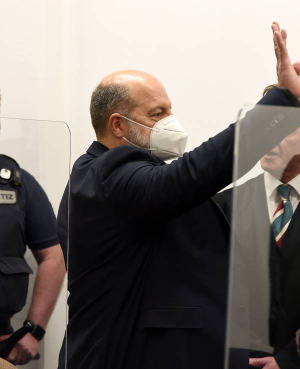 Köln: Beginn des Hauptverfahrens gegen Thomas Drach (Mitte) und einen Mitangeklagten vor der großen Strafkammer am Landgericht Köln.