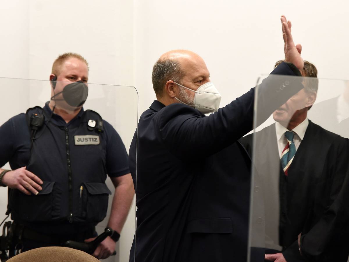 Köln: Beginn des Hauptverfahrens gegen Thomas Drach (Mitte) und einen Mitangeklagten vor der großen Strafkammer am Landgericht Köln.