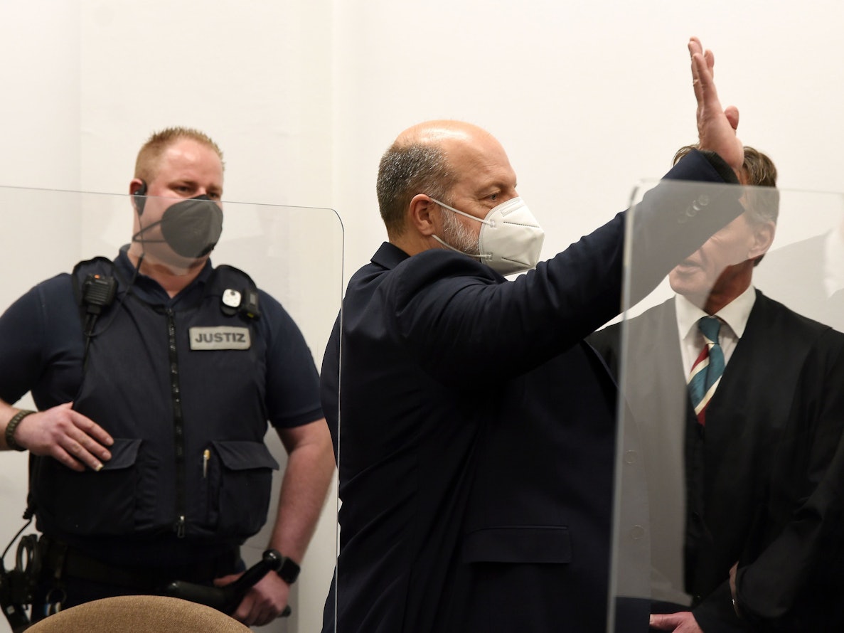 Köln: Beginn des Hauptverfahrens gegen Thomas Drach (Mitte) und einen Mitangeklagten vor der großen Strafkammer am Landgericht Köln.