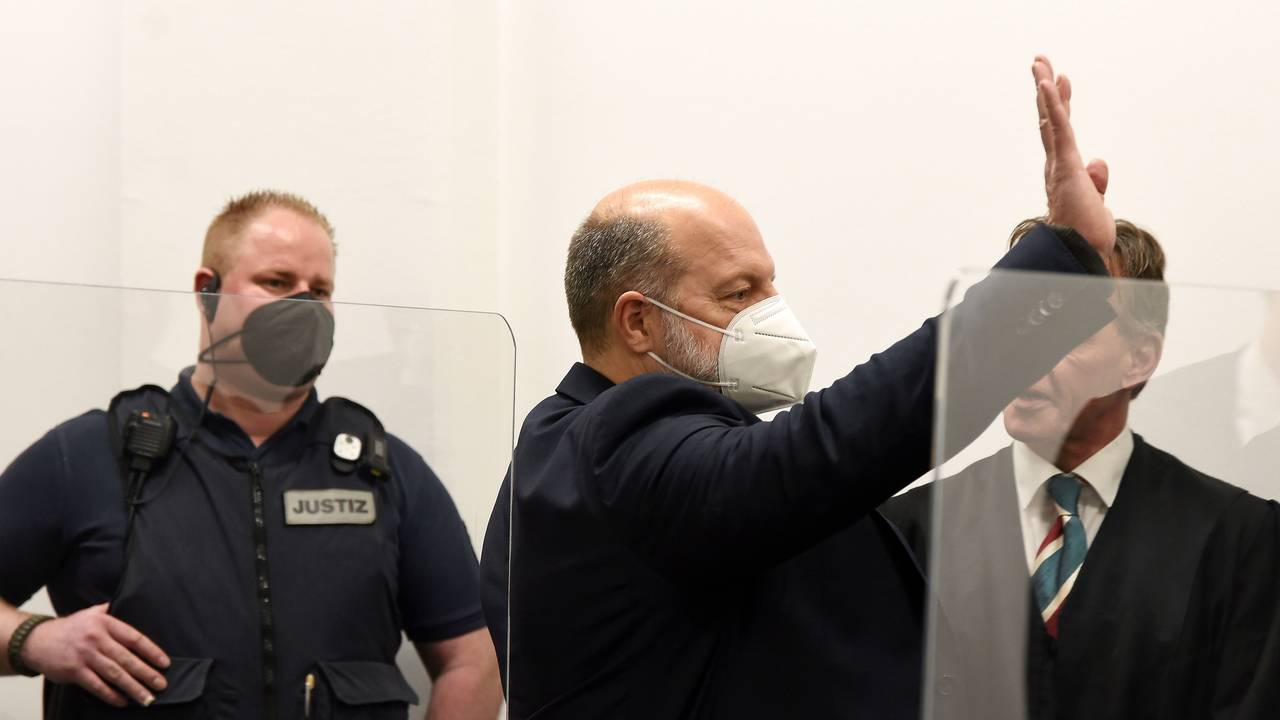 Köln: Beginn des Hauptverfahrens gegen Thomas Drach (Mitte) und einen Mitangeklagten vor der großen Strafkammer am Landgericht Köln.