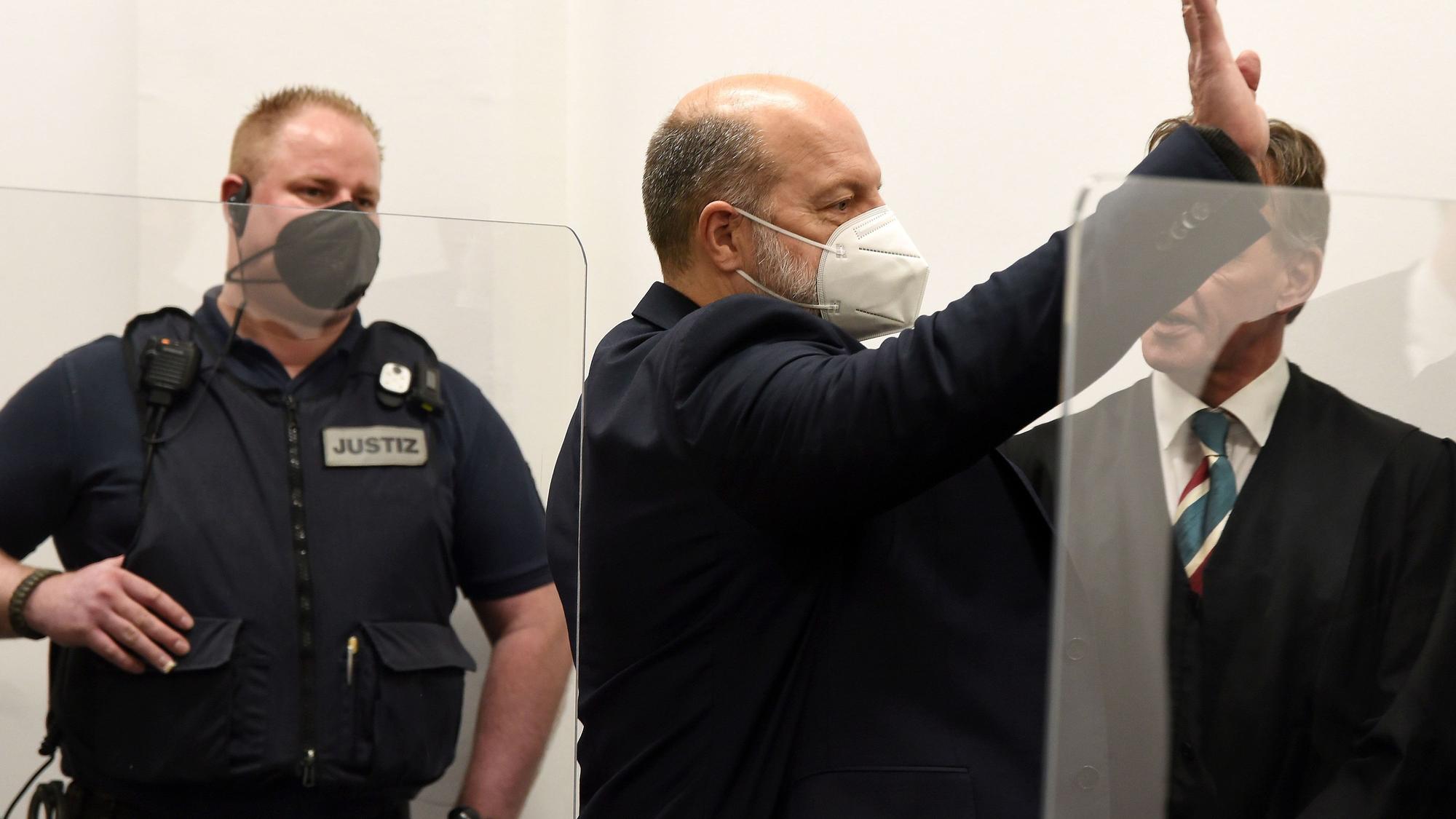 Köln: Beginn des Hauptverfahrens gegen Thomas Drach (Mitte) und einen Mitangeklagten vor der großen Strafkammer am Landgericht Köln.