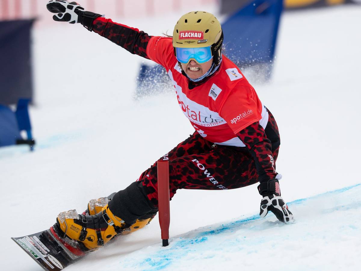 Claudia Riegler aus Österreich in Aktion auf dem Snowboard in Berchtesgarden am 21. März 2021.