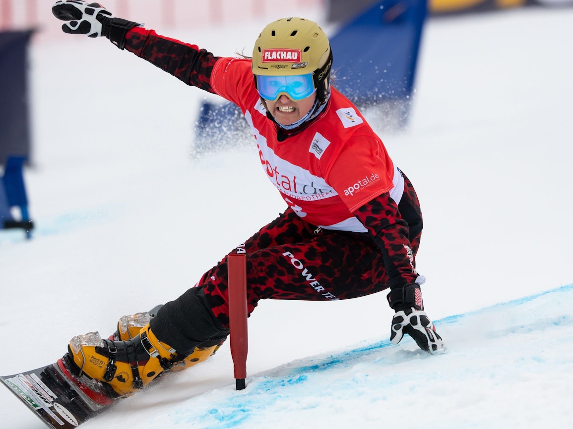 Claudia Riegler aus Österreich in Aktion auf dem Snowboard in Berchtesgarden am 21. März 2021.