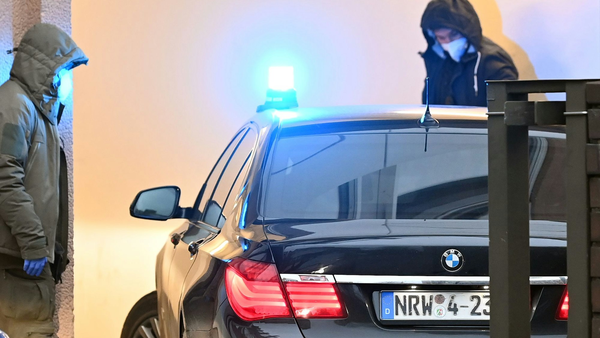 Köln: Mehrere BMW kommen zum Auftakt des Prozesses gegen den früheren Reemtsma-Entführer Th. Drach am Landgericht an. Die Staatsanwaltschaft wirft Drach vier Überfälle auf Geldtransporter vor.