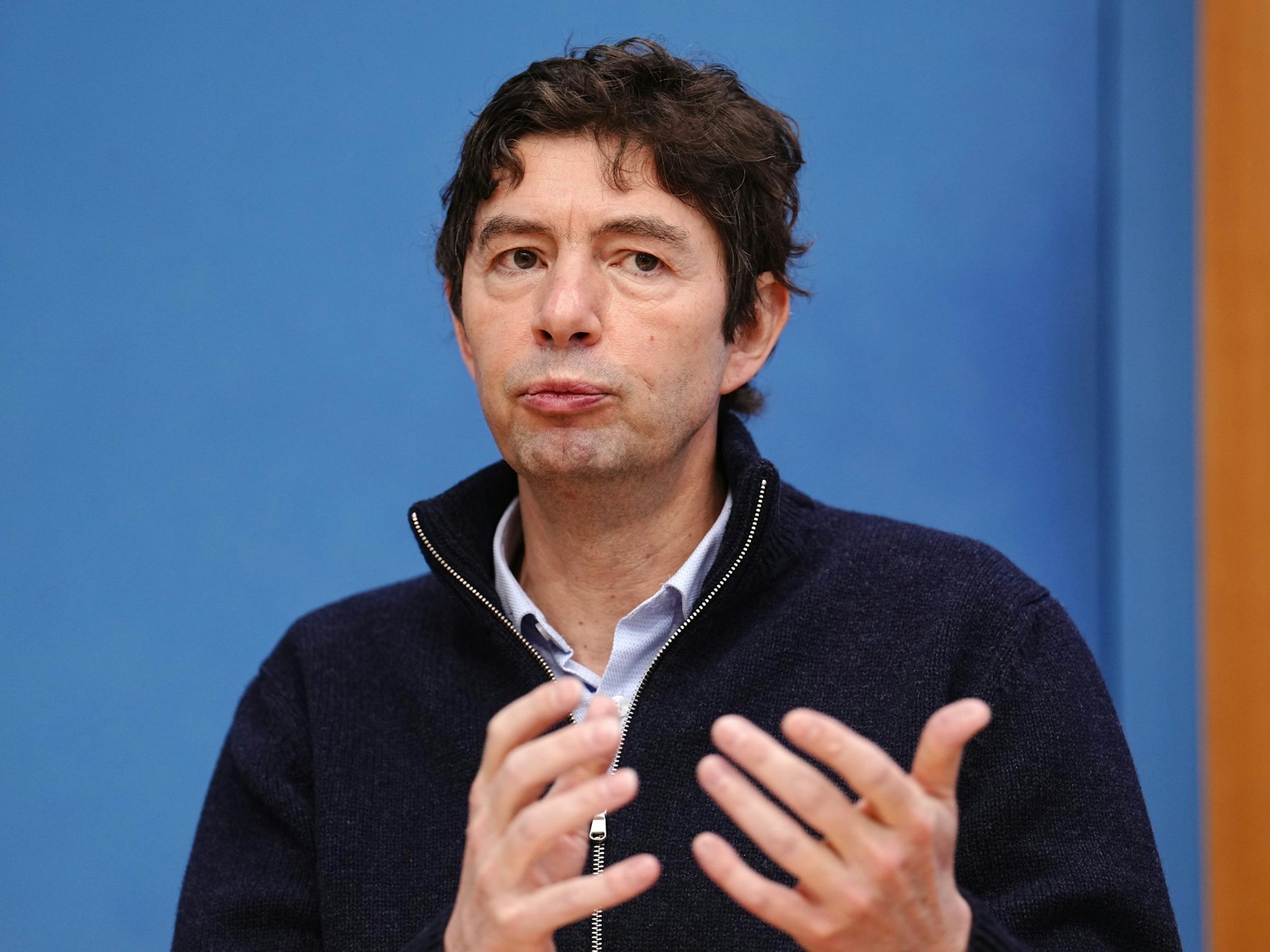 Drosten (hier im Januar 2022) hat aktuelle Daten zum Omikron-Subtyp BA.2 ausgewertet.