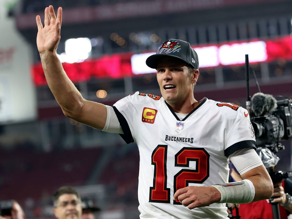 Tom Brady winkt bei einem Spiel der Tampa Bay Buccaneers