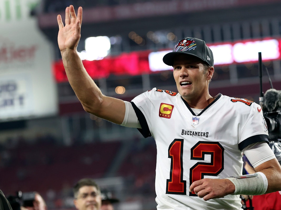 Tom Brady winkt bei einem Spiel der Tampa Bay Buccaneers