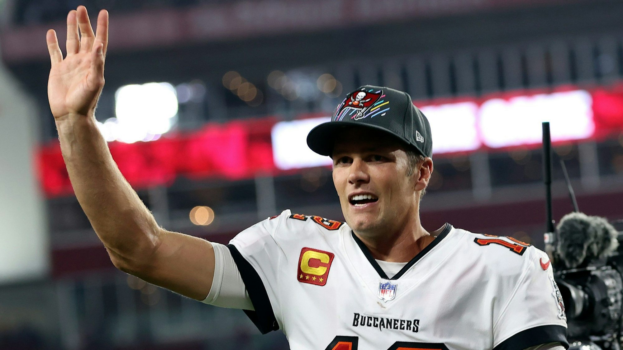 Tom Brady winkt bei einem Spiel der Tampa Bay Buccaneers
