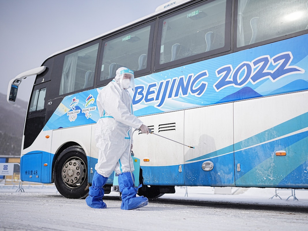 Zhangjiakou bei Peking: Ein Arbeiter besprüht einen Olympia-Bus.