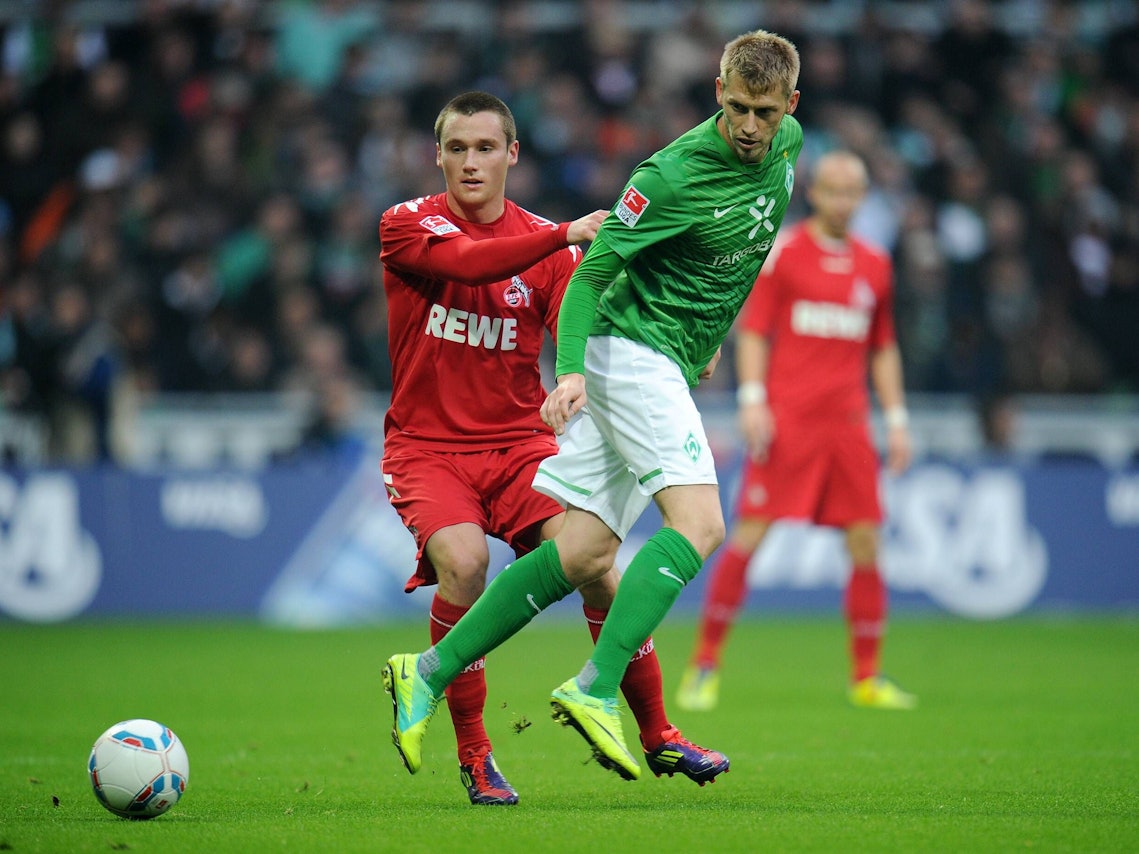 Werder Bremens Aaron Hunt und Christian Clemens vom 1. FC Köln im Zweikampf