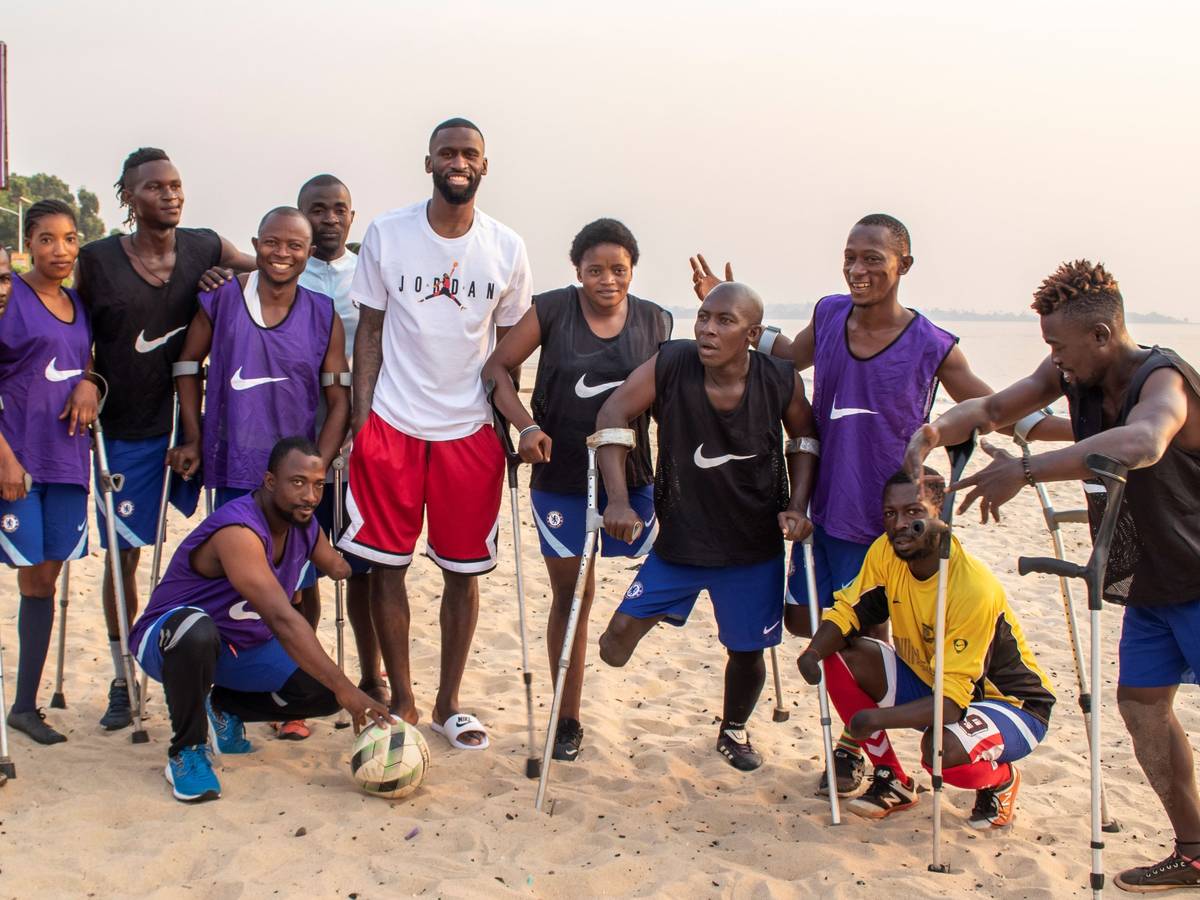 Antonio Rüdiger mit begeisterten Fans am Strand von Sierra Leone.