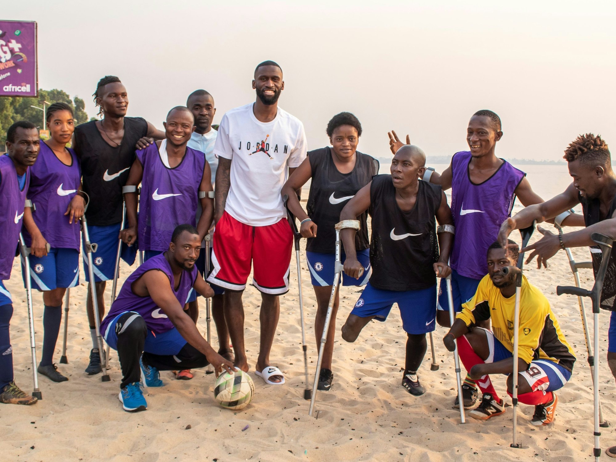 Antonio Rüdiger mit begeisterten Fans am Strand von Sierra Leone.