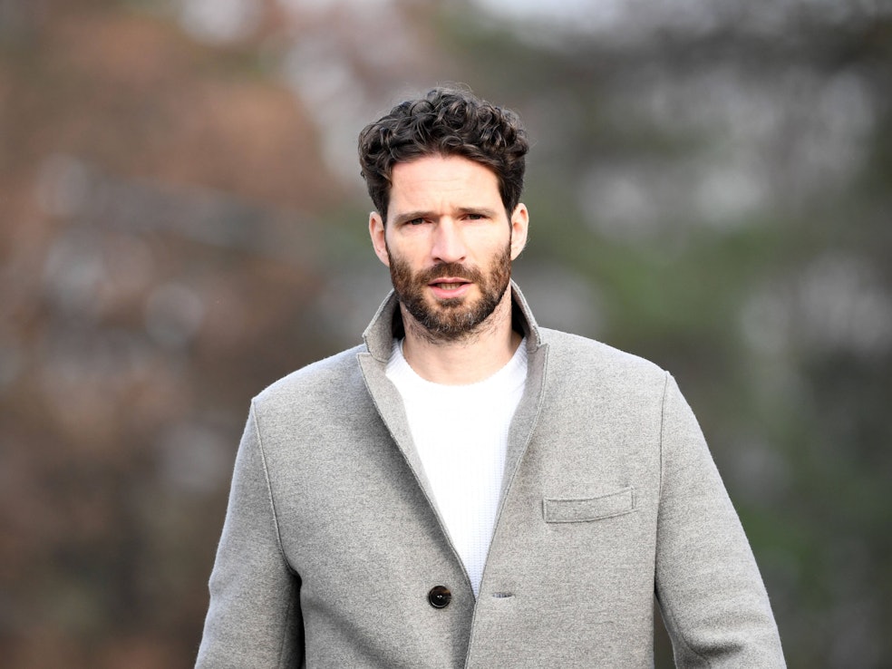 Arne Friedrich geht beim Hertha-Training über den Platz.