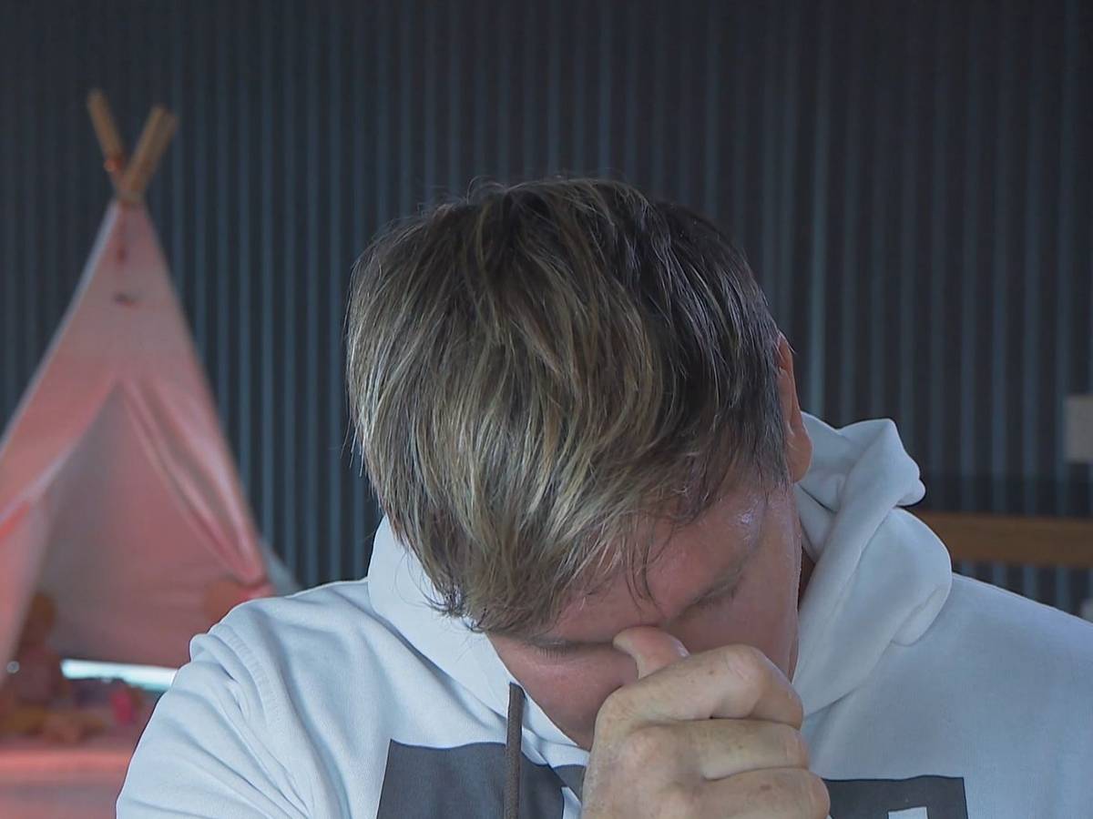 Steff Jerkel brach in der Folge „Goodbye Deutschland“ am 31. Januar 2022 auf Vox plötzlich in Tränen aus.