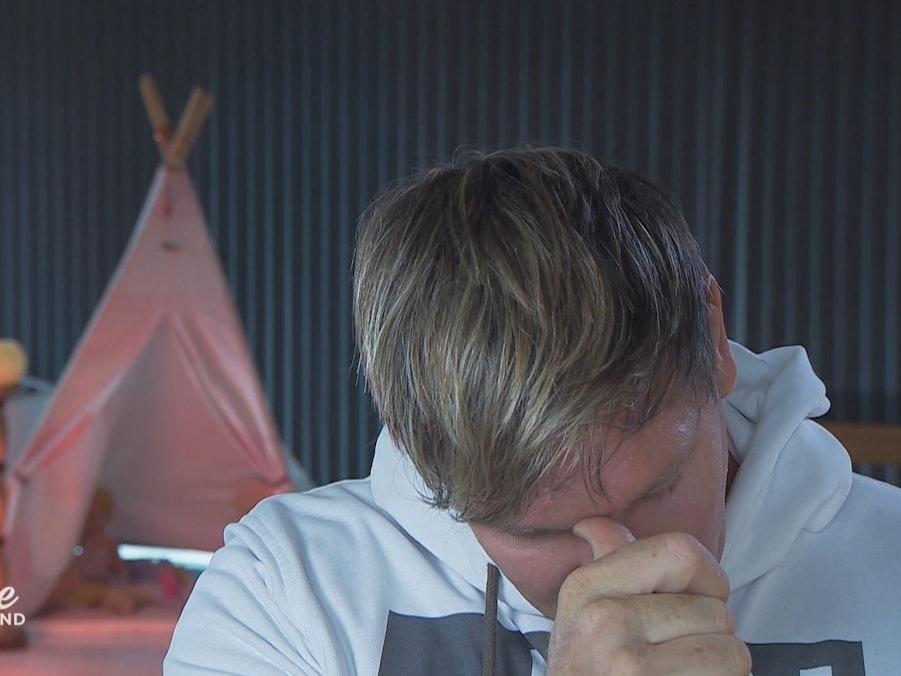 Steff Jerkel brach in der Folge „Goodbye Deutschland“ am 31. Januar 2022 auf Vox plötzlich in Tränen aus.