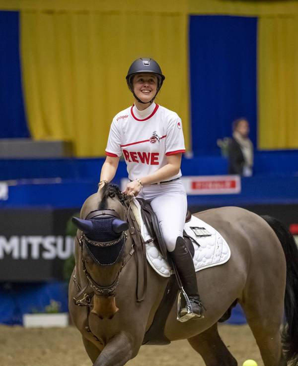 Gina Maria Schumacher auf ihrem Pferd beim Dortmunder Signal Iduna Cup.