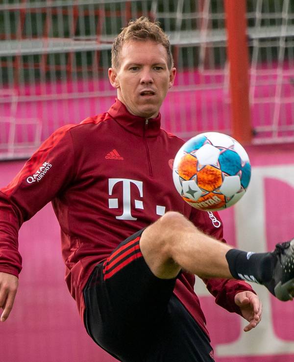 Julian Nagelsmann jongliert mit dem Ball im Training von Bayern München.
