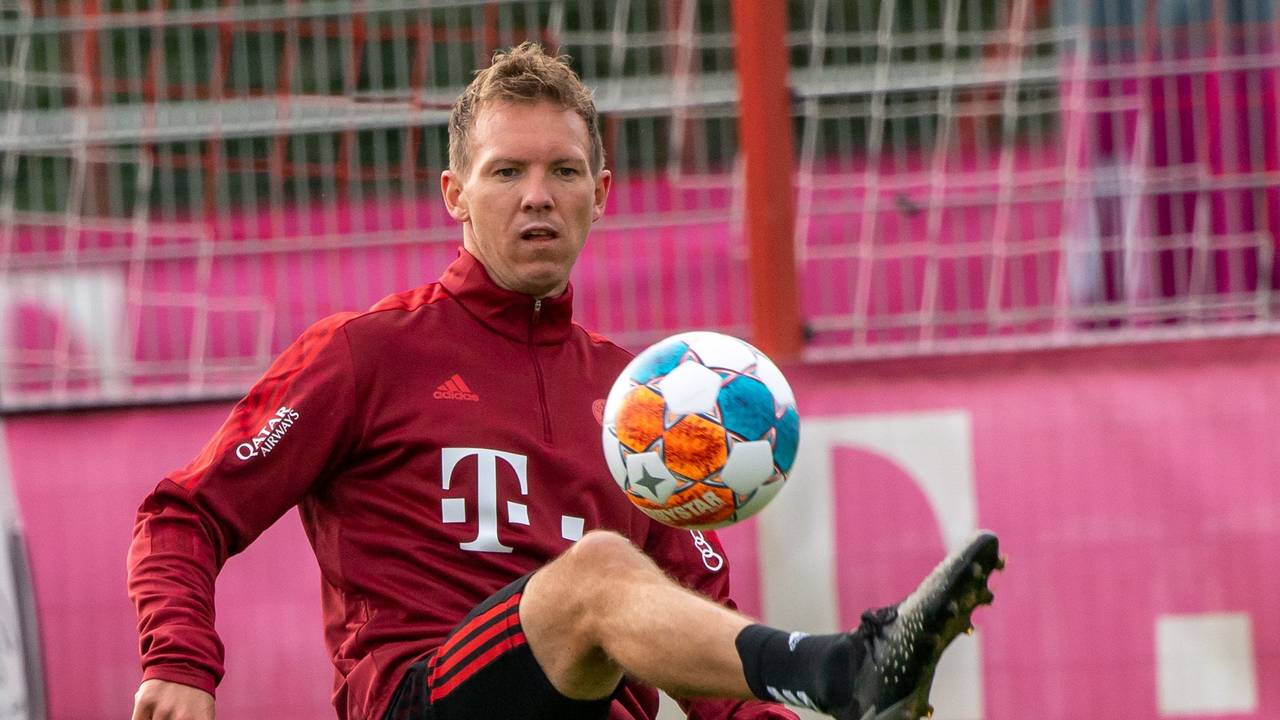 Julian Nagelsmann jongliert mit dem Ball im Training von Bayern München.