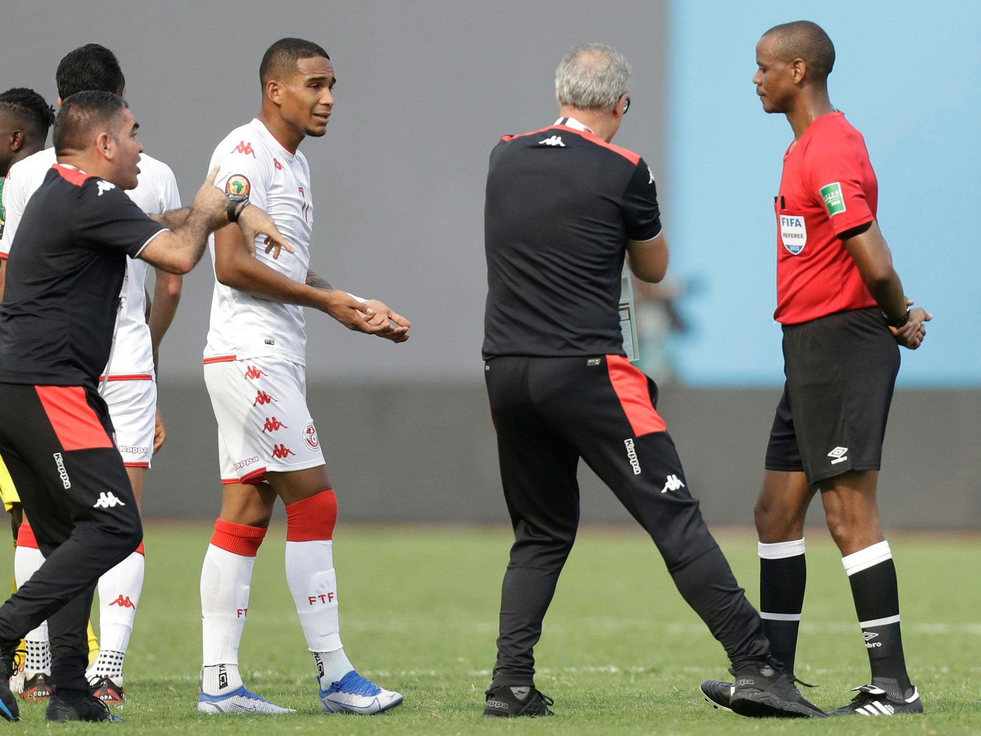Der Blick auf die Uhr: Tunesien protestiert beim Schiedsrichter.