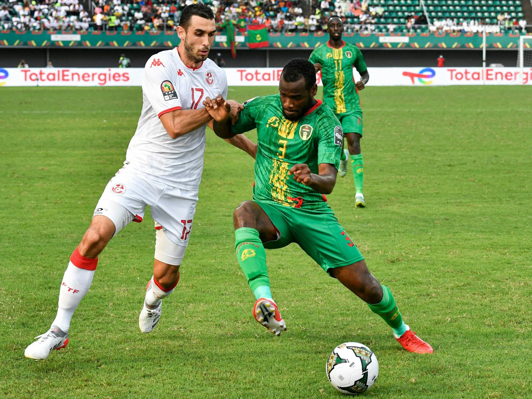 Ellyes Skhiri im Zweikampf mit Aly Abeid