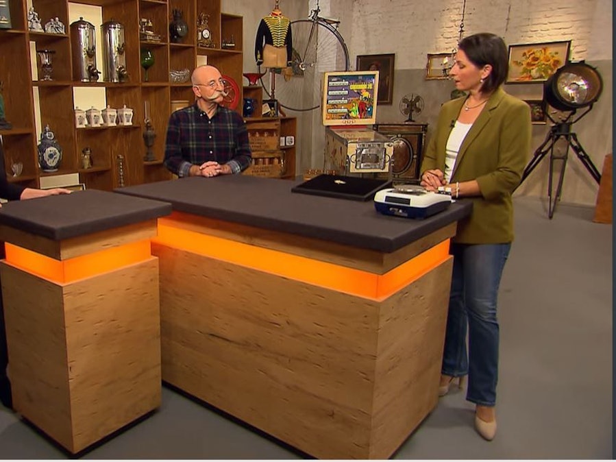 Bares für Rares (Ausstrahlung im ZDF am 1.2.2022)
Beatrix Rössing verkauft eine Brosche, Moderator Horst Lichter und Expertin Wendela Horz sind begeistert.
Screenshot zur Berichterstattung erstellt
Foto: Screenshot/ZDF