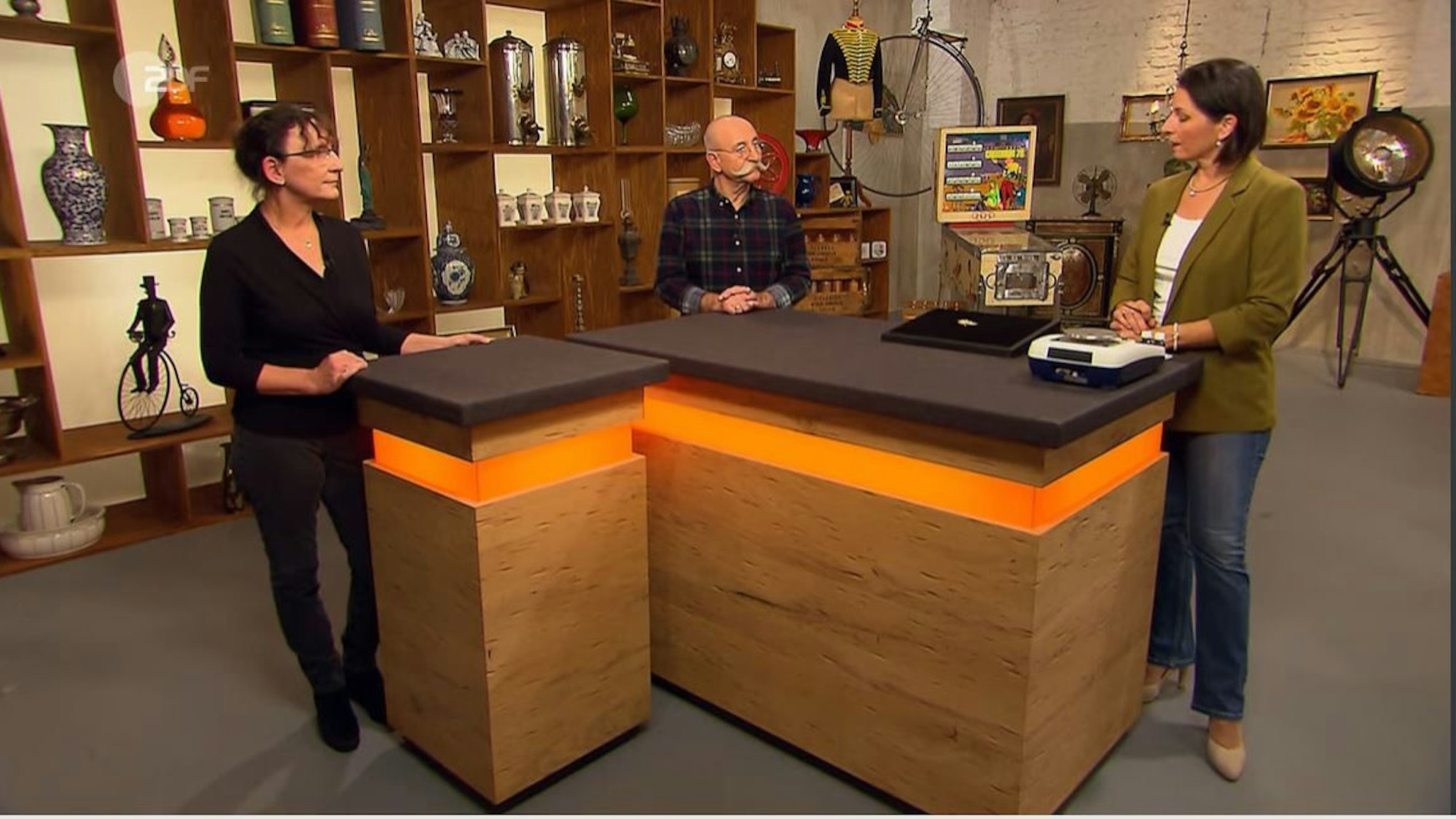 Bares für Rares (Ausstrahlung im ZDF am 1.2.2022)
Beatrix Rössing verkauft eine Brosche, Moderator Horst Lichter und Expertin Wendela Horz sind begeistert.
Screenshot zur Berichterstattung erstellt
Foto: Screenshot/ZDF