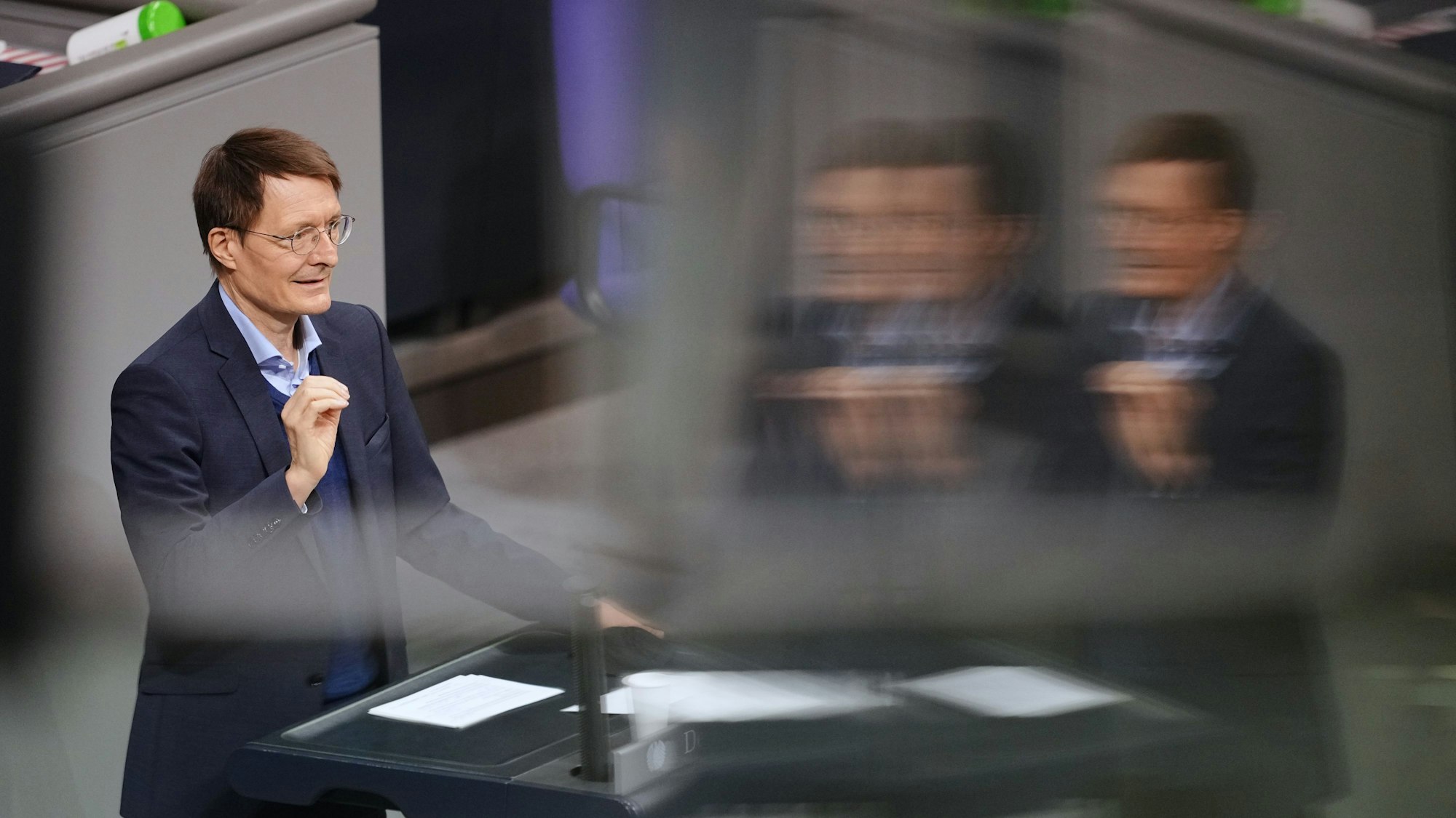 Gesundheitsminister Karl Lauterbach (SPD) hat erklärt, dass wir den Zenit der Omikron-Welle noch nicht erreicht hätten. Virologen mahnen vor zu frühen Lockerungen und sagen, was Politiker in ihrer Kommunikation den Bürgerinnen und Bürgern immer klarmachen sollten.