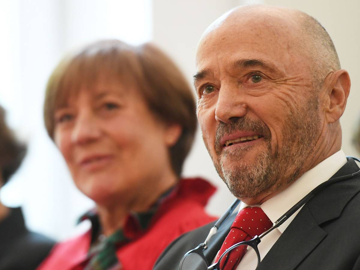 Christian Neureuther war am Montag bei „Hart aber fair“ zu Gast. Hier verfolgt er mit Rosi Mittermaier die Feier, in der sie 2019 zu Ehrenbürgern von Garmisch-Partenkirchen ernannt wurden.