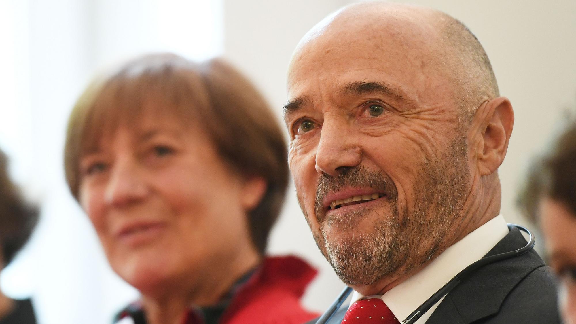 Christian Neureuther war am Montag bei „Hart aber fair“ zu Gast. Hier verfolgt er mit Rosi Mittermaier die Feier, in der sie 2019 zu Ehrenbürgern von Garmisch-Partenkirchen ernannt wurden.