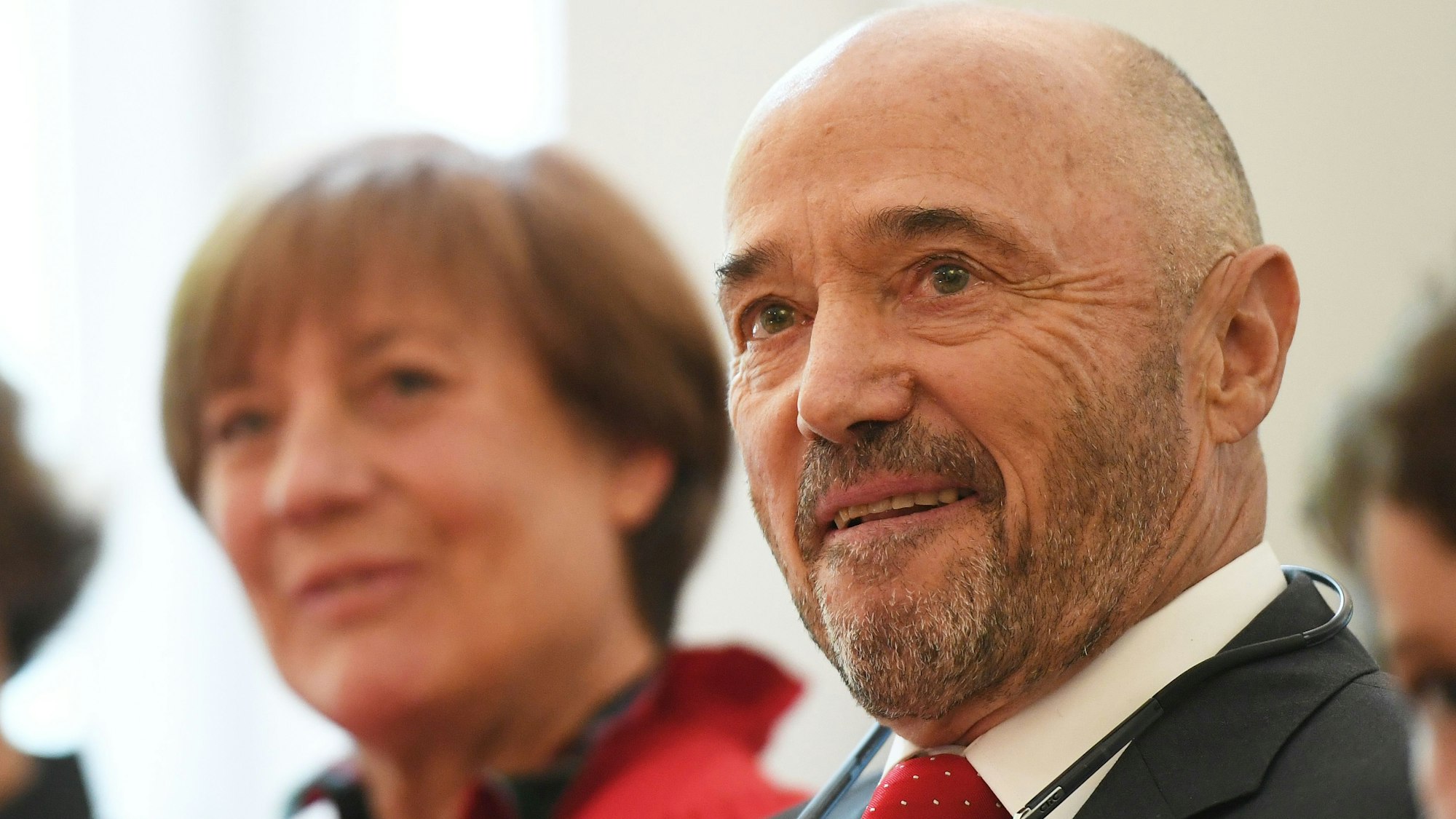 Christian Neureuther war am Montag bei „Hart aber fair“ zu Gast. Hier verfolgt er mit Rosi Mittermaier die Feier, in der sie 2019 zu Ehrenbürgern von Garmisch-Partenkirchen ernannt wurden.