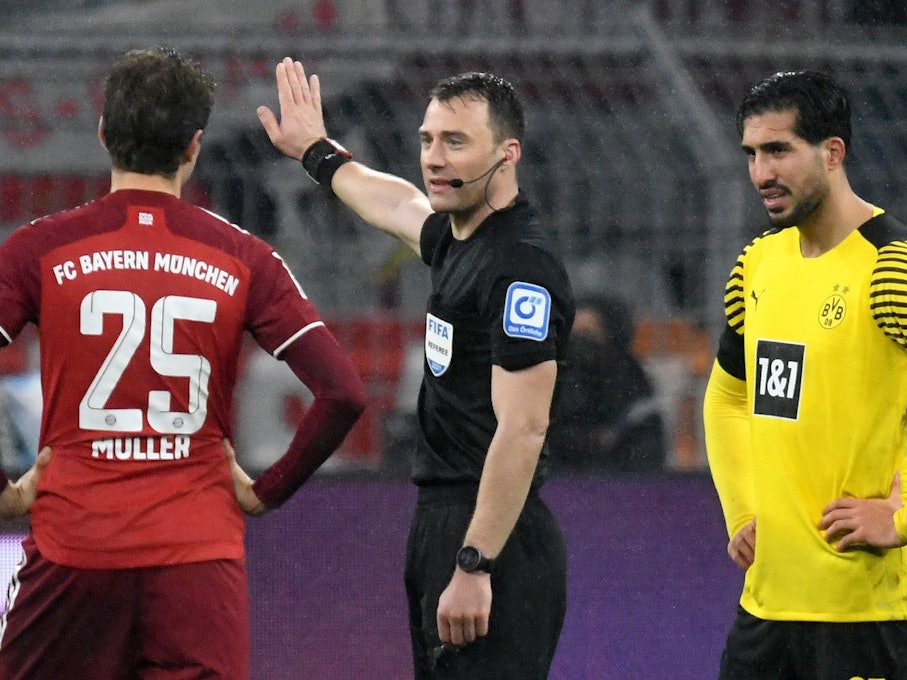 Schiedsrichter Felix Zwayer (2.v.r.) steht neben Dortmunds Marco Reus (l), Emre Can (r) und Münchens Thomas Müller.