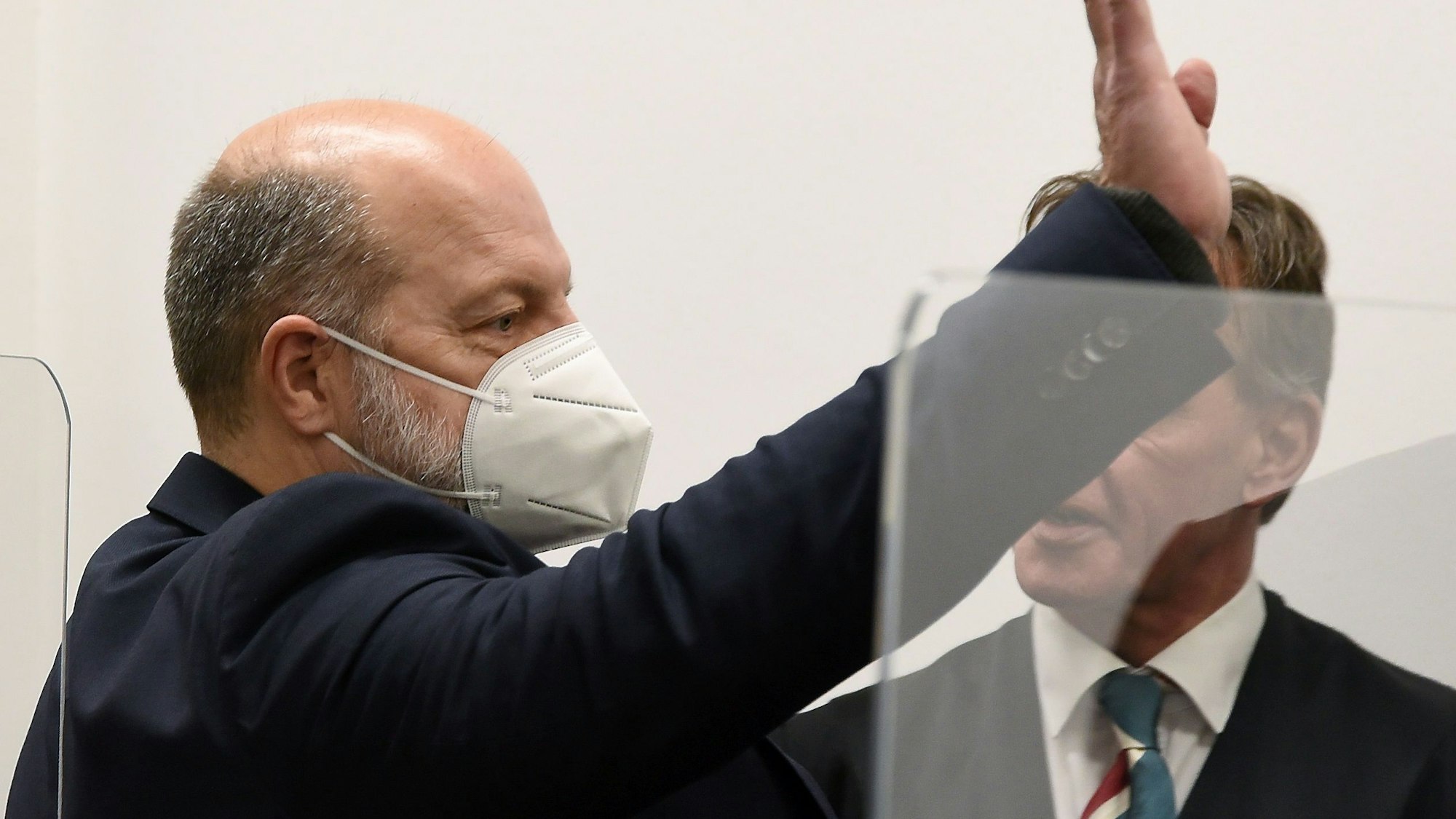 Thomas Drach winkt im Gerichtssaal des Kölner Landgerichts.