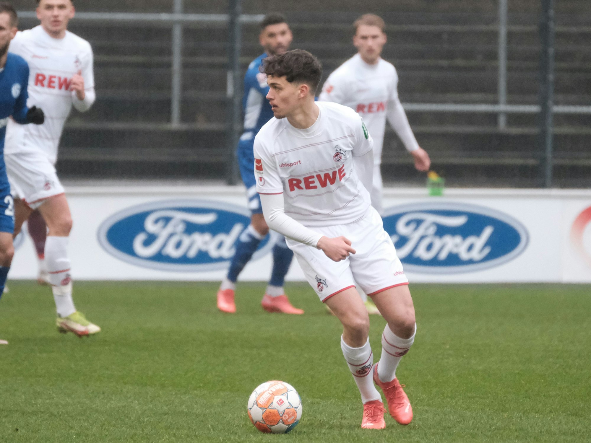 Innenverteidiger Rijad Smajic im Testspiel gegen Schalke am Ball.