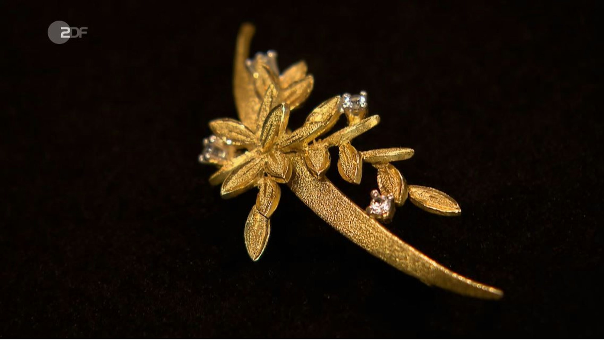 Bares für Rares (Ausstrahlung im ZDF am 1.2.2022)
Beatrix Rössing verkauft eine Brosche, Moderator Horst Lichter und Expertin Wendela Horz sind begeistert.
Screenshot zur Berichterstattung erstellt
Foto: Screenshot/ZDF