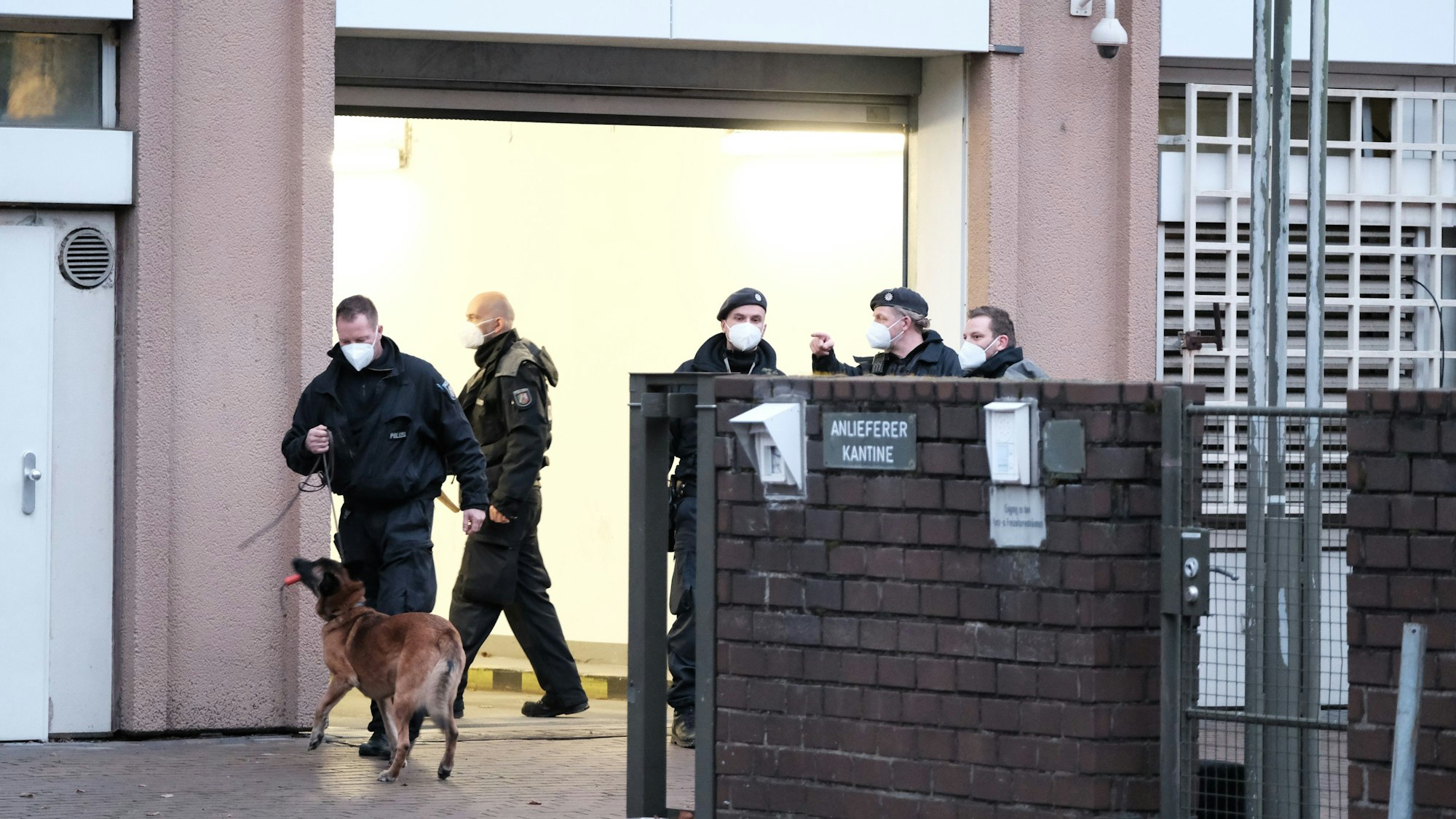 Köln: Unter großen Sicherheitsvorkehrungen wird die Ankunft des Angeklagten Thomas Drach am ersten Verhandlungstag vorbereitet. Foto: Max Grönert