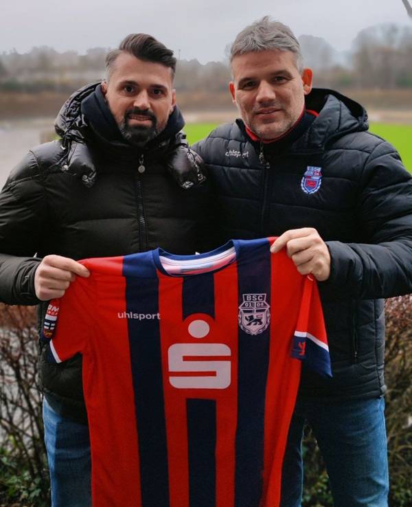 Albert Bunjaku und Daniel Zillken zeigen ein Trikot.