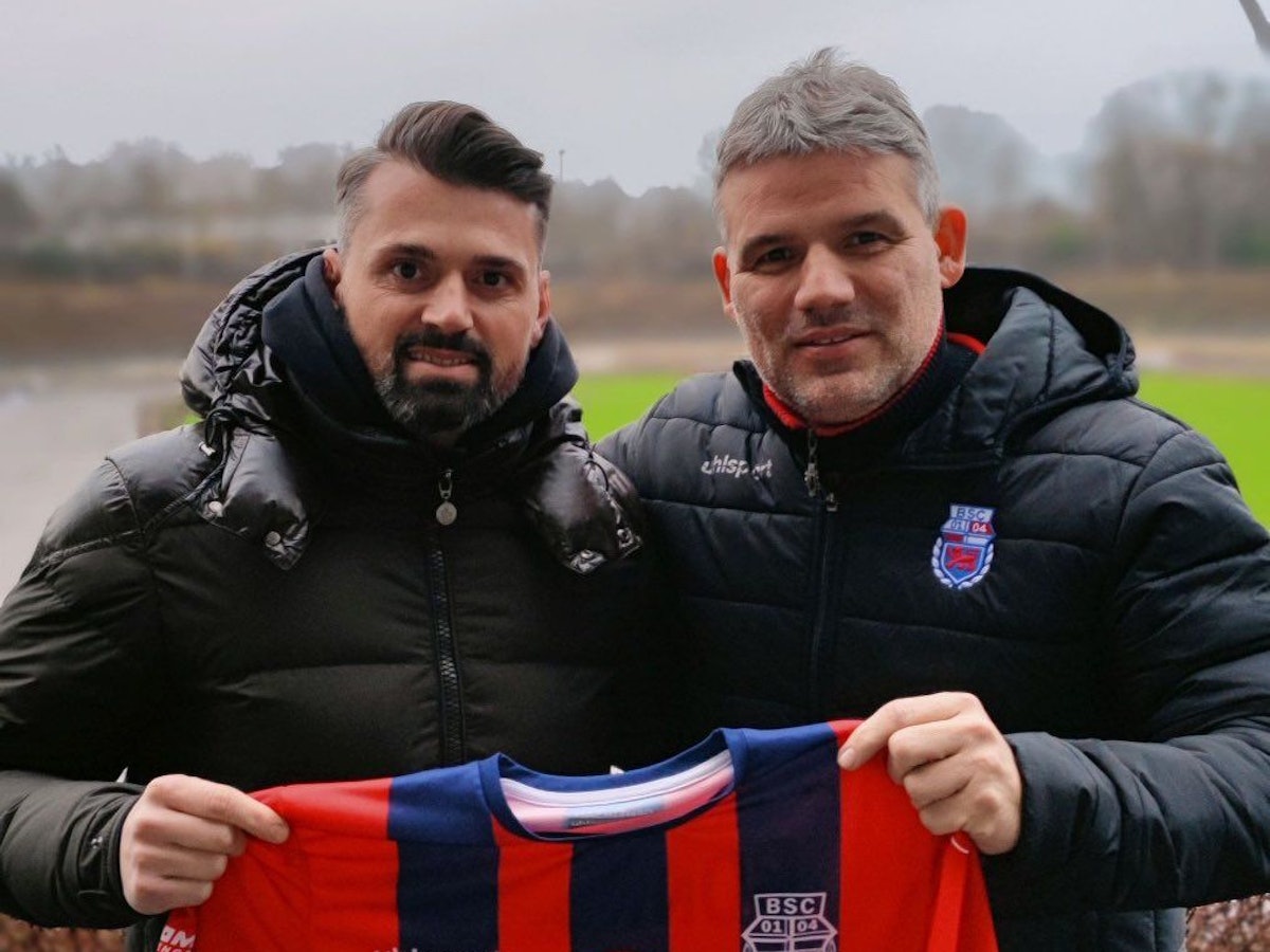 Albert Bunjaku und Daniel Zillken zeigen ein Trikot.