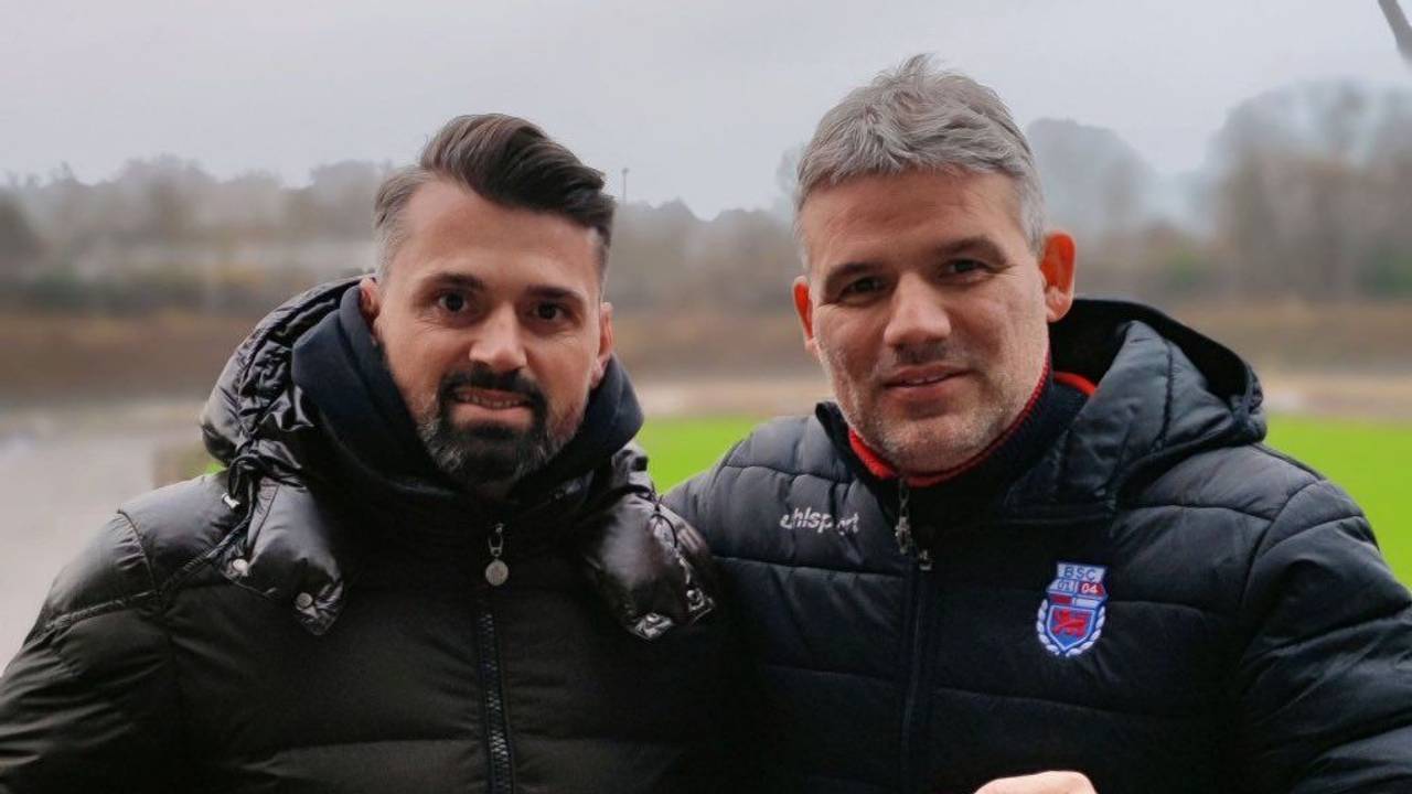 Albert Bunjaku und Daniel Zillken zeigen ein Trikot.