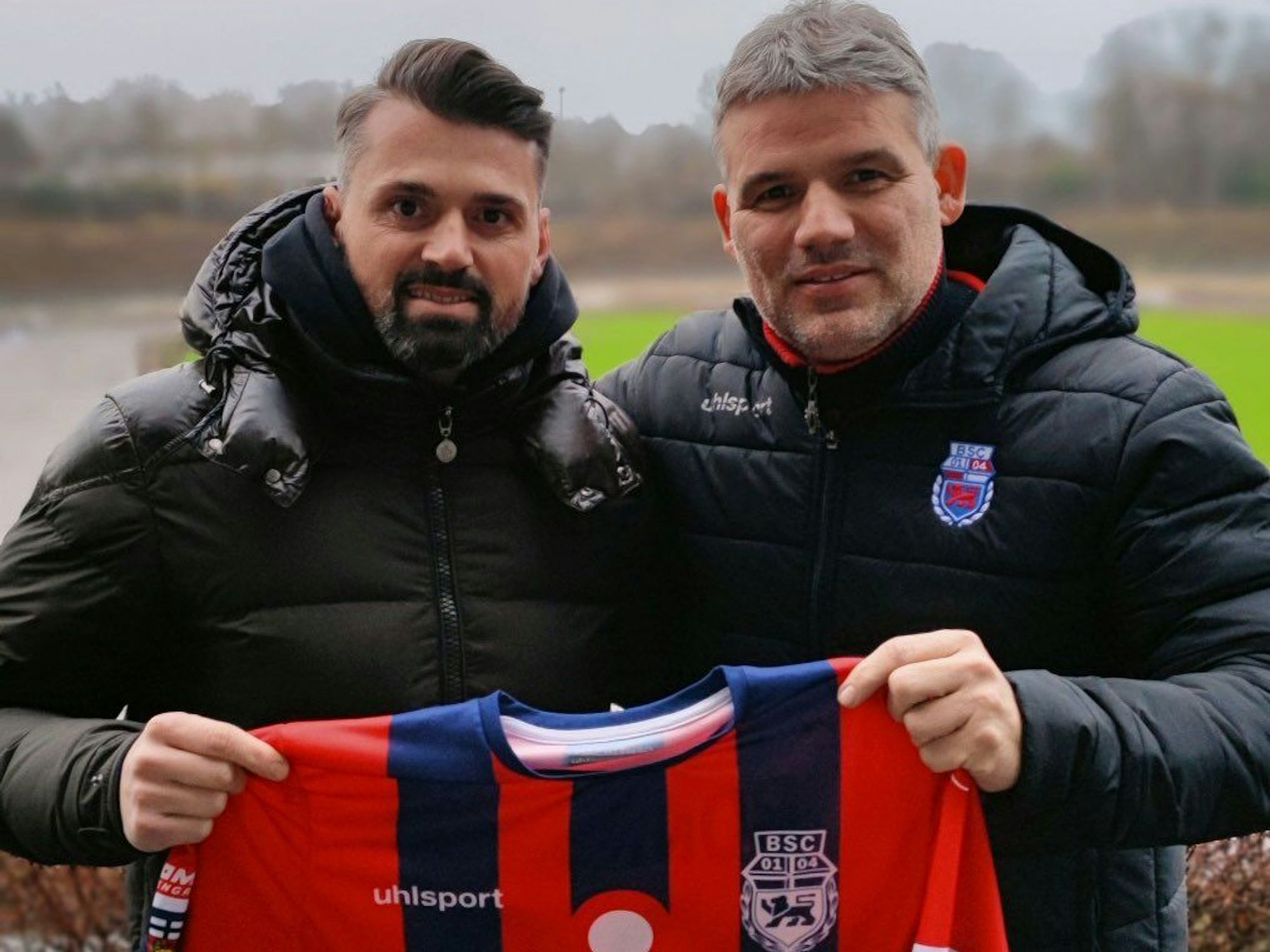 Albert Bunjaku und Daniel Zillken zeigen ein Trikot.
