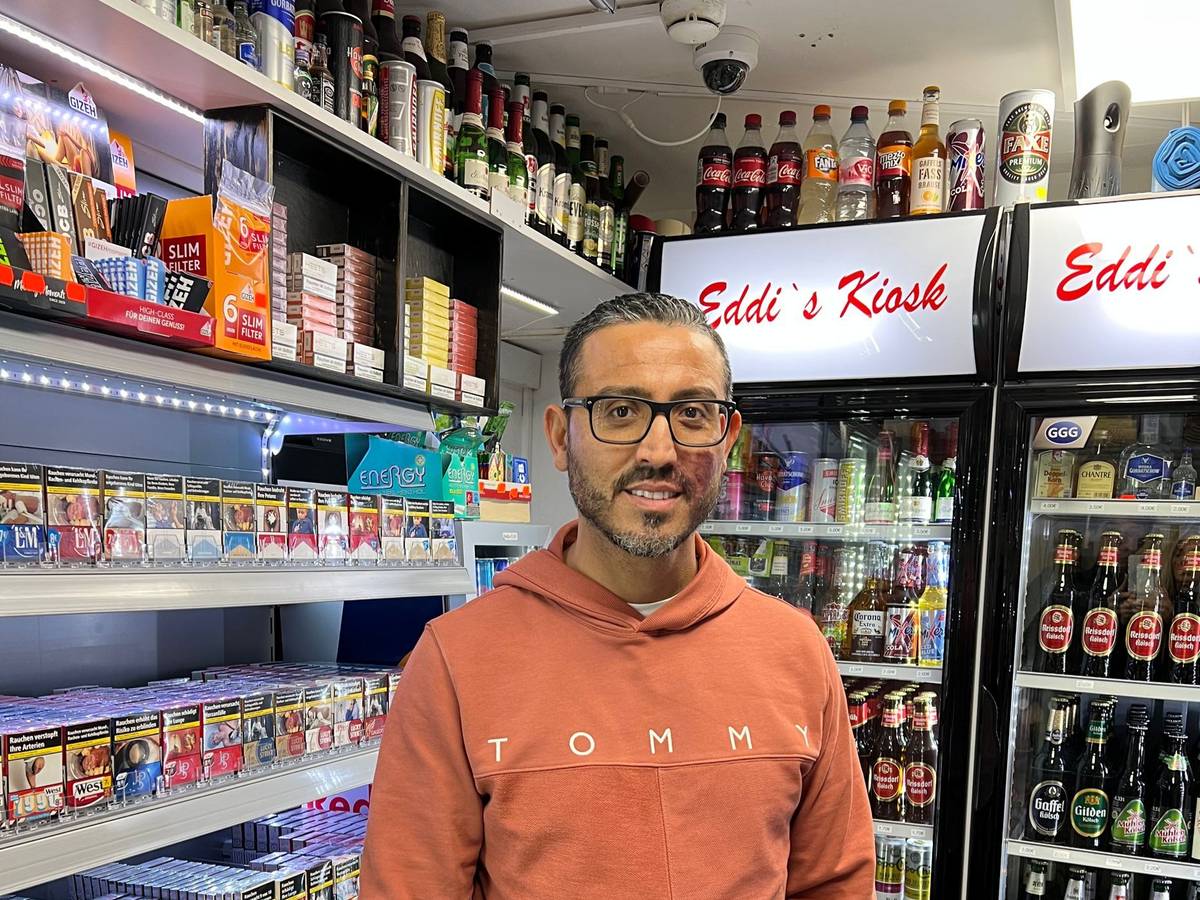 Der Kölner Sevcan Keseroglu steht in seinem Kiosk in der Innenstadt.