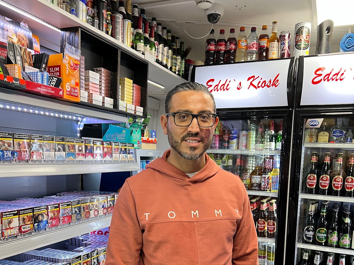 Der Kölner Sevcan Keseroglu steht in seinem Kiosk in der Innenstadt.