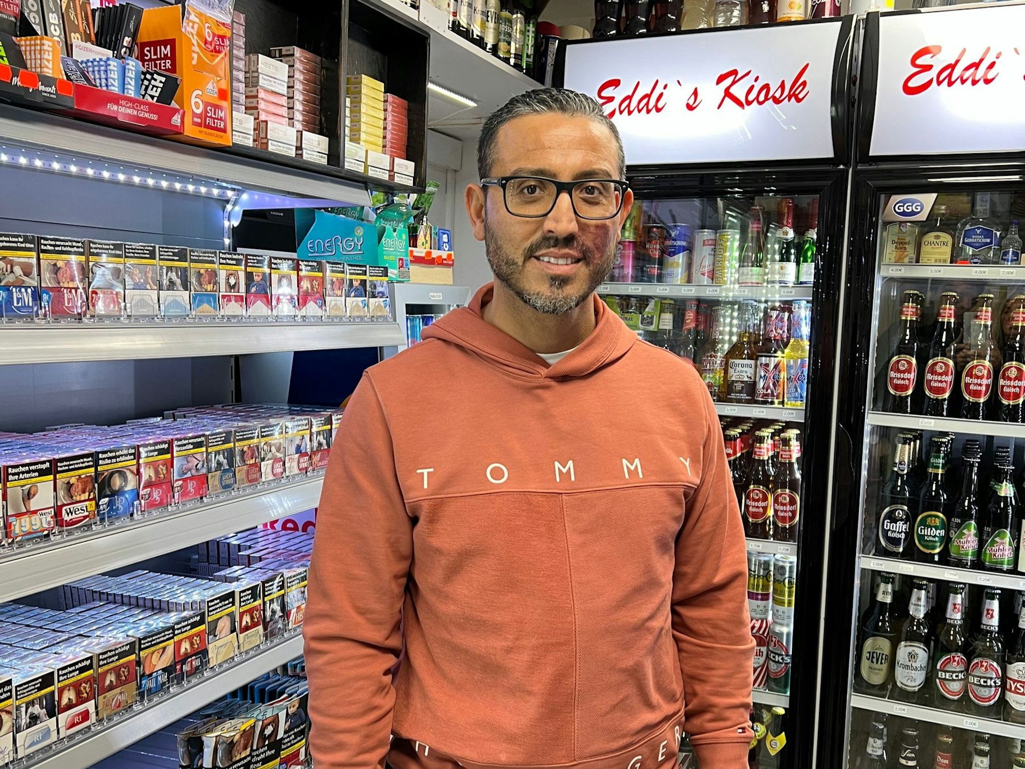 Der Kölner Sevcan Keseroglu steht in seinem Kiosk in der Innenstadt.