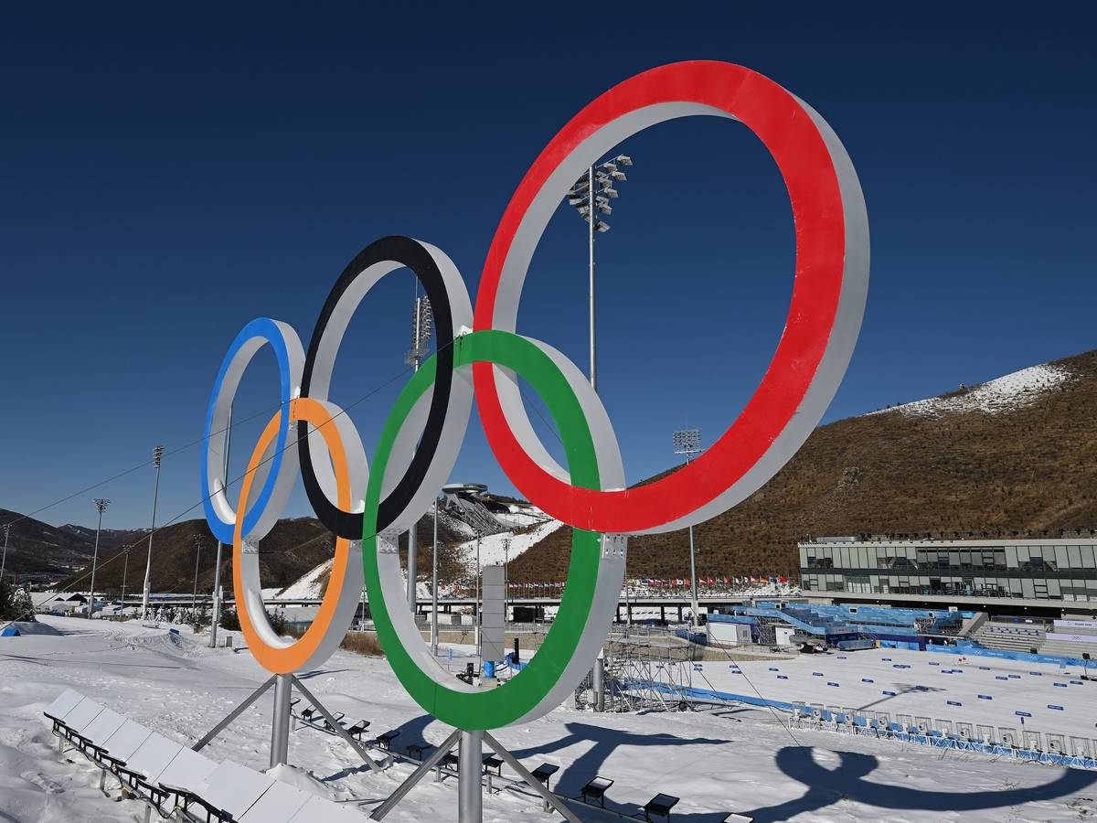 Die olympischen Ringe auf einer Wintersportanlage im chinesischen Zhangjiakou