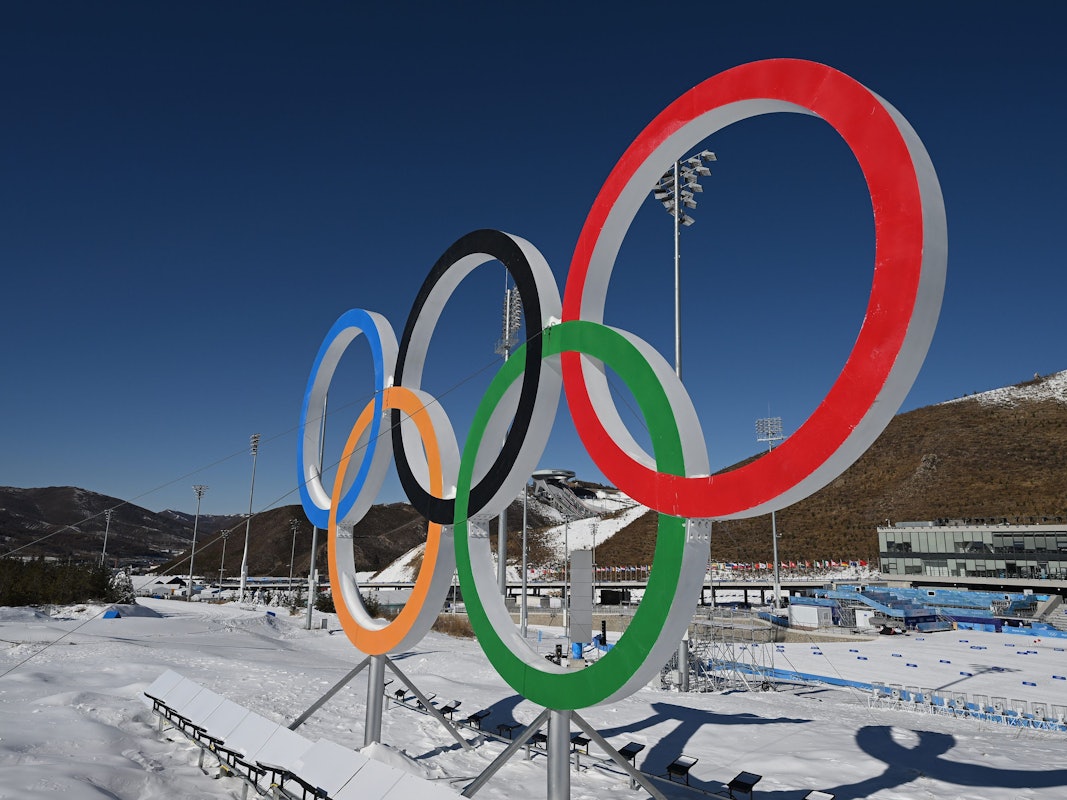 Die olympischen Ringe auf einer Wintersportanlage im chinesischen Zhangjiakou