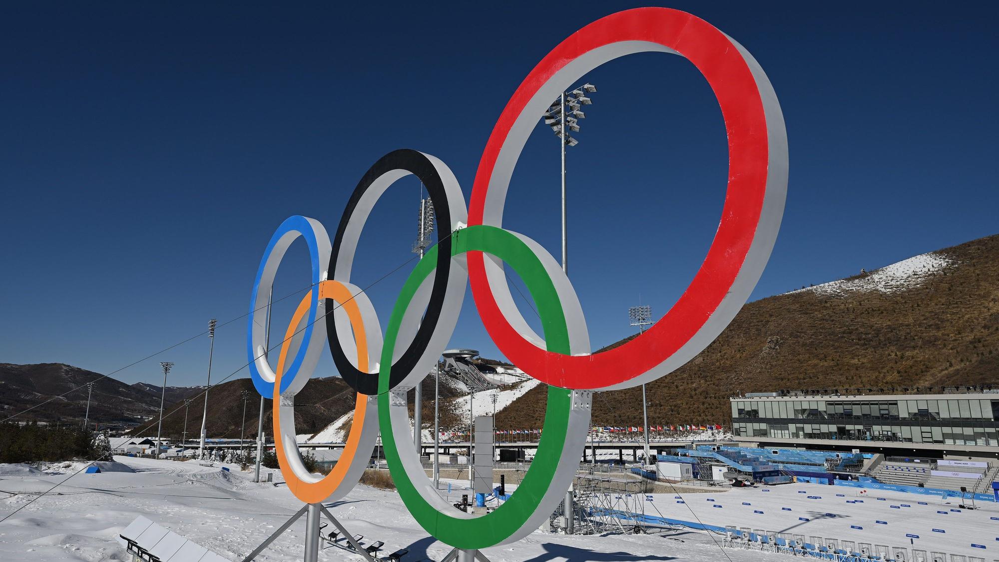 Die olympischen Ringe auf einer Wintersportanlage im chinesischen Zhangjiakou