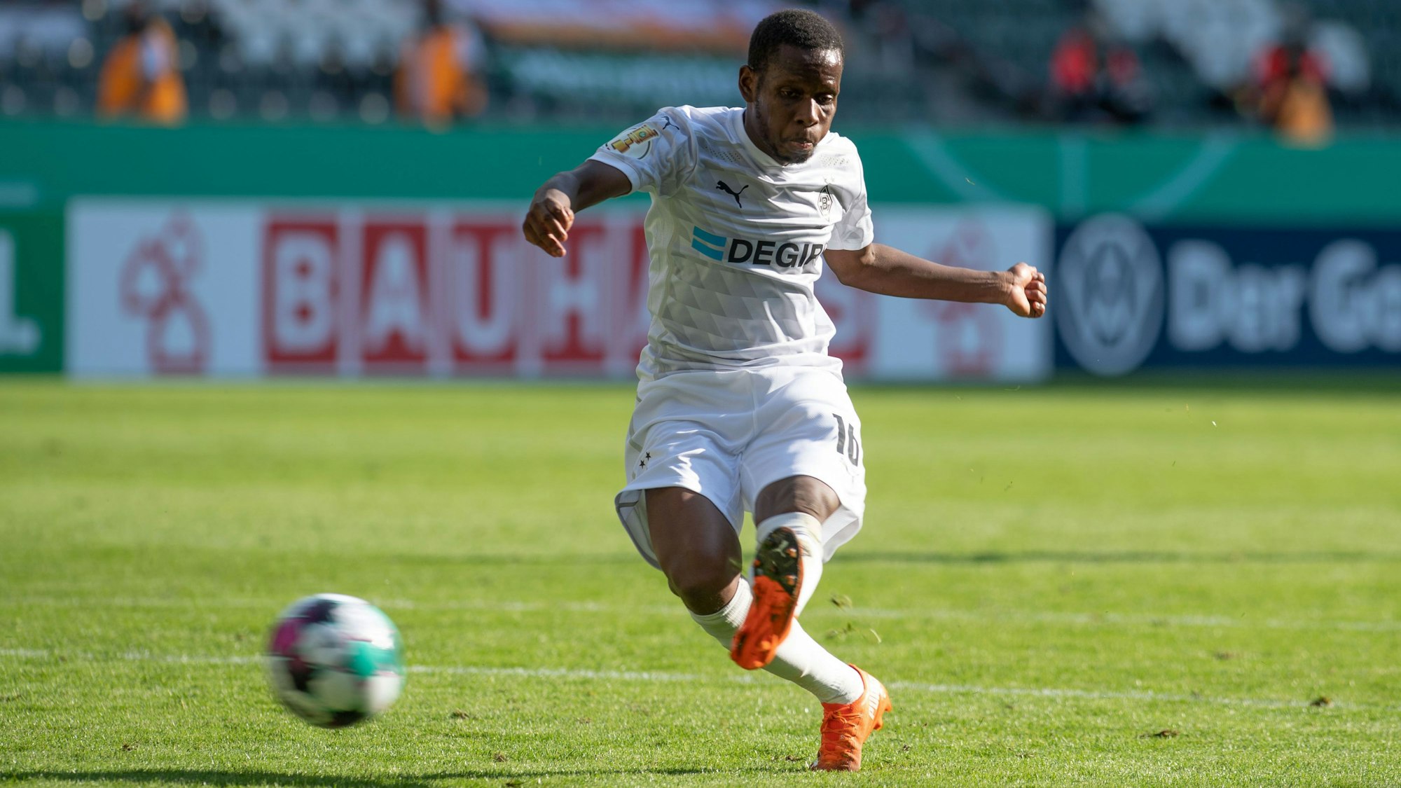 Ibrahima Traoré schießt aufs Tor