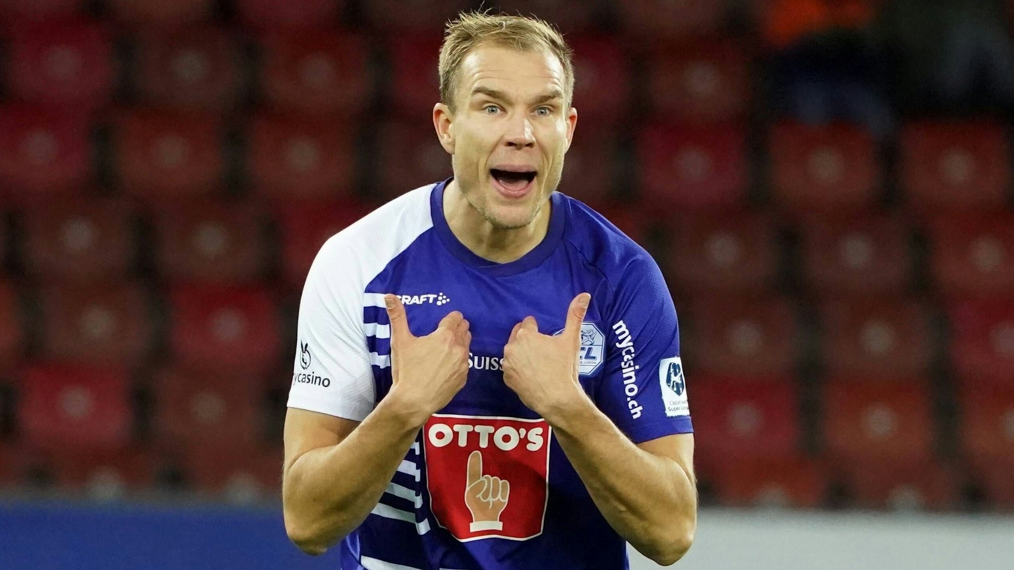 Holger Badstuber gestikuliert auf dem Platz